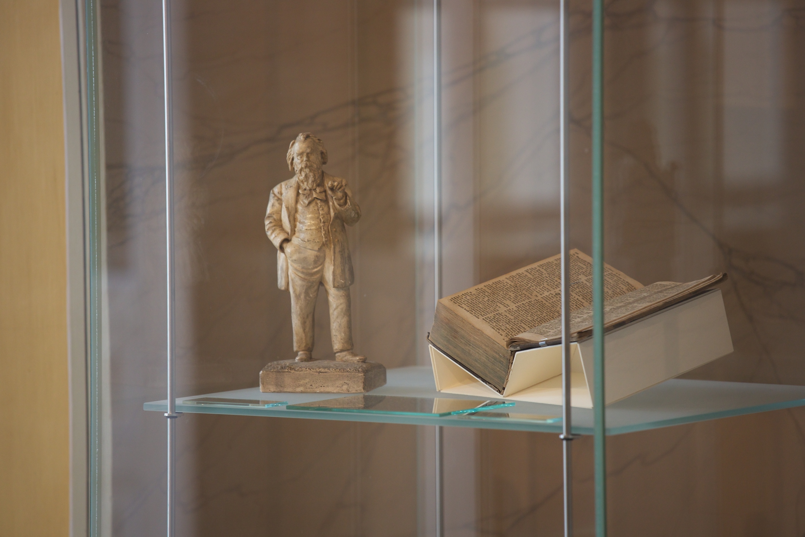 Villa_Brahms_Gartensaal_Vitrine_Detail_2_Foto_Markus_Bomholt_Muenster.jpg